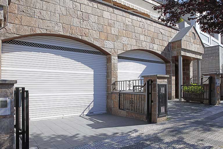 Puertas de garaje basculantes motorizadas
